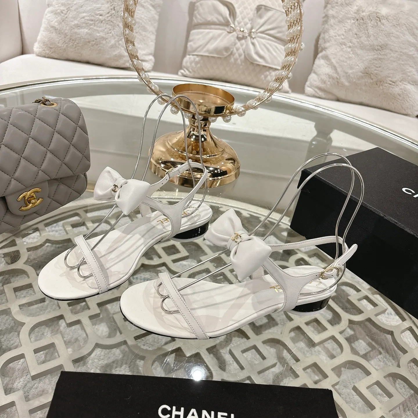 👟👟Ex-factory price 560👟👟 CHANEL 25ss spring and summer new counter top double C bow sandals. This classic design; bow with double C embellishment, playful and elegant, multiple color matching elements... Diversified mix and match is very beautiful and versatile, very light and comfortable on the feet, super delicate and elegant... ꫛꫀꪝ Go➫ Material: Upper: Original customized imported sheepskin Inner: Original custom-made sheepskin lining Outsole: Original custom-made Italian through-dyed genuine leather outsole Size: 35–40 (40 and 41 are custom-made and cannot be returned or exchanged)